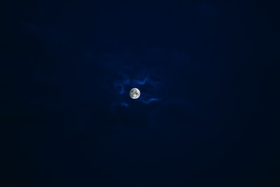 月亮剪影照片